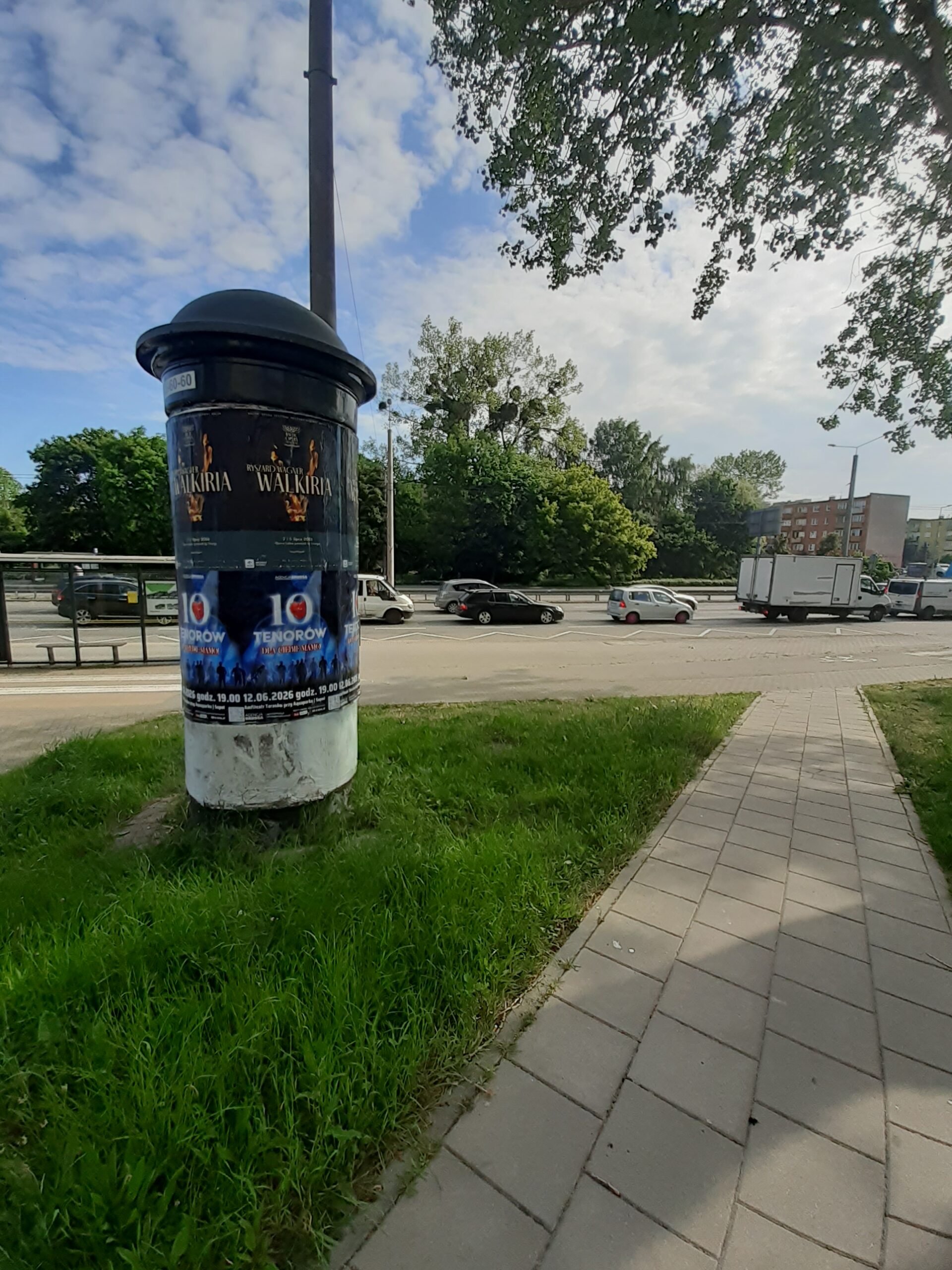 Plakatowanie słupów reklamowych