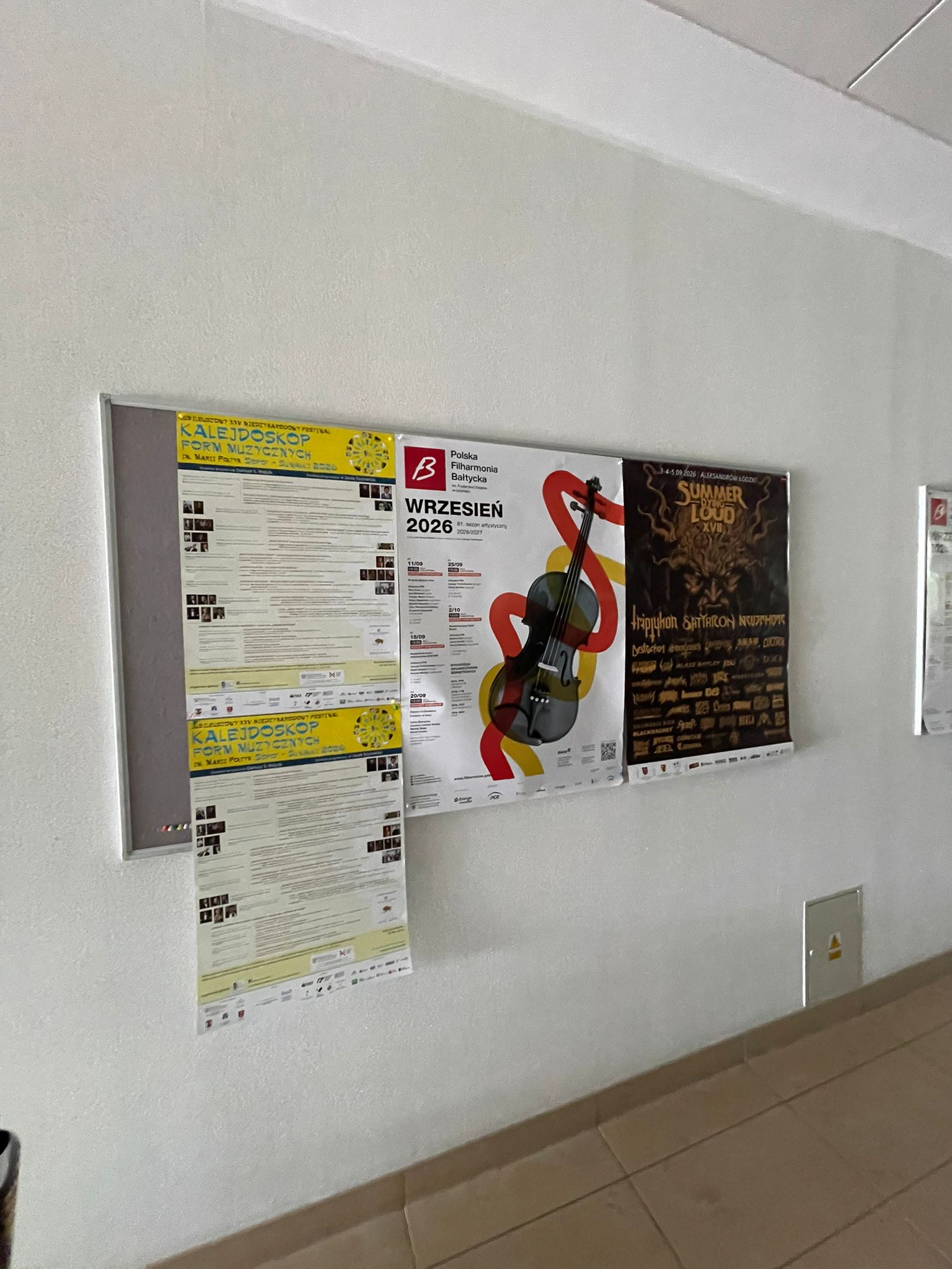 Plakaty reklamowe na uczelni