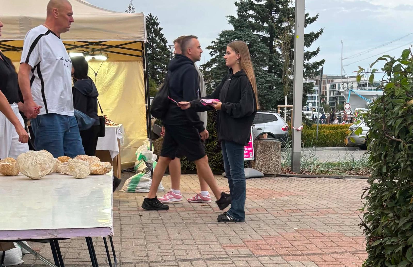 Hostessy rozdające ulotki przechodniom