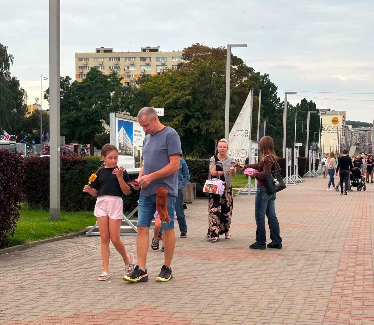 Rozdawanie ulotek przechodniom przez hostessy